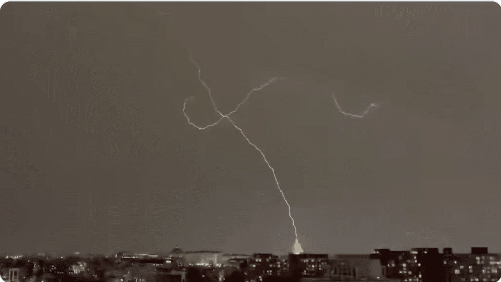 US Capitol struck by lightning on NYE; Four iconic buildings struck in one night